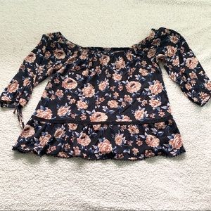 🇨🇦3/$30 • AE Off the Shoulder Floral Top